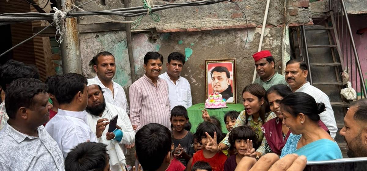 झुग्गी-झोपड़ी के बच्चों संग मनाया गया अखिलेश यादव का 53वां जन्मदिन, कॉपी-पेंसिल वितरित