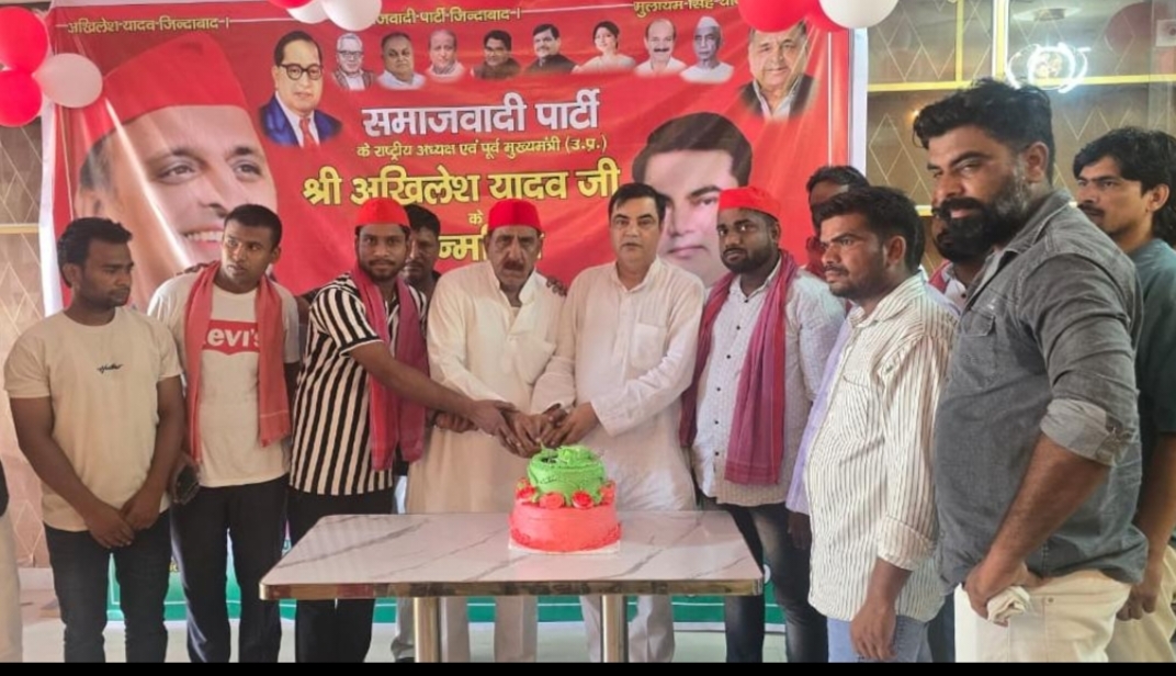 शिकारपुर में गूंजा संकल्प केक काटकर मनाया अखिलेश यादव का जन्मदिन