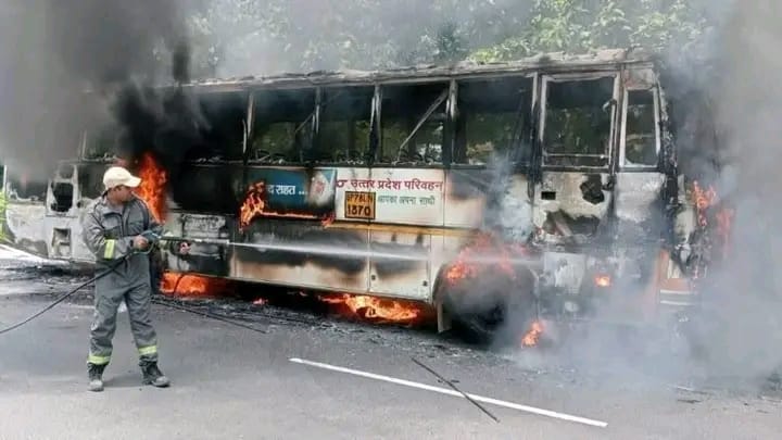 चलती बस में लगी भीषण आग