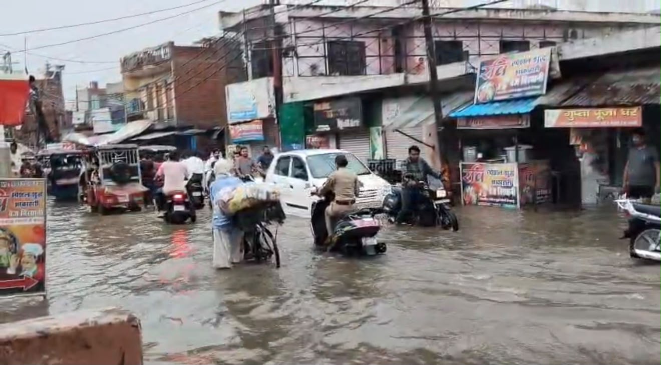 सिकंद्राबाद: हल्की बारिश में खुली नगर पालिका की पोल, घरों में घुसा गंदा पानी