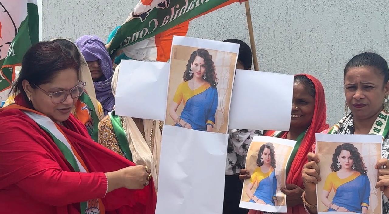 कंगना रनोट के खिलाफ महिला कांग्रेस का बड़ा प्रदर्शन: मुरादाबाद में फूंका पुतला, प्रदेश अध्यक्ष भारती त्यागी बोलीं- महिलाओं का अपमान बर्दाश्त नहीं