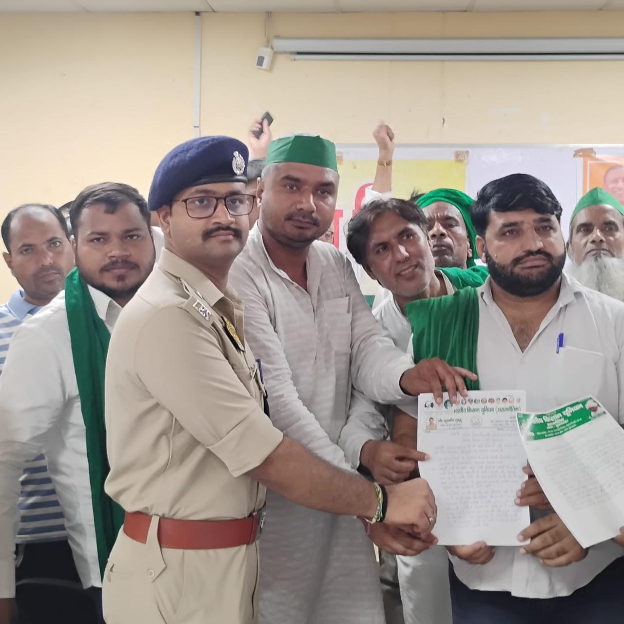 बुलंदशहर में किसान दिवस आयोजित, भारतीय किसान यूनियन अराजनैतिक ने अधिकारियों को सौंपा 20 सूत्रीय मांग-पत्र